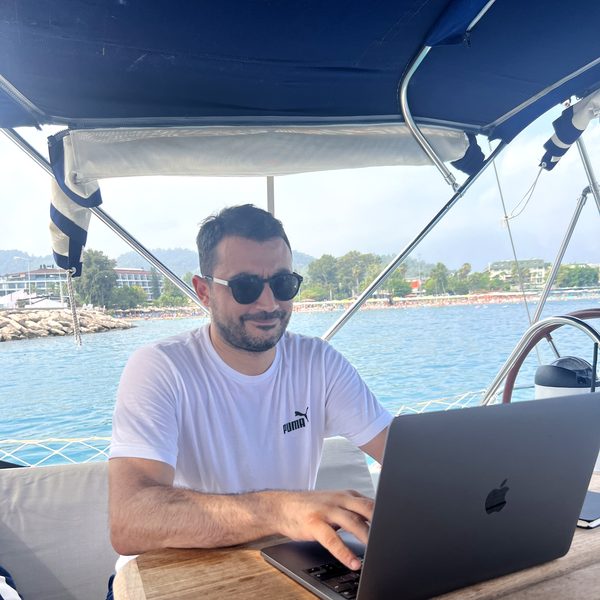 Antalya, yelkenlide çalışırken